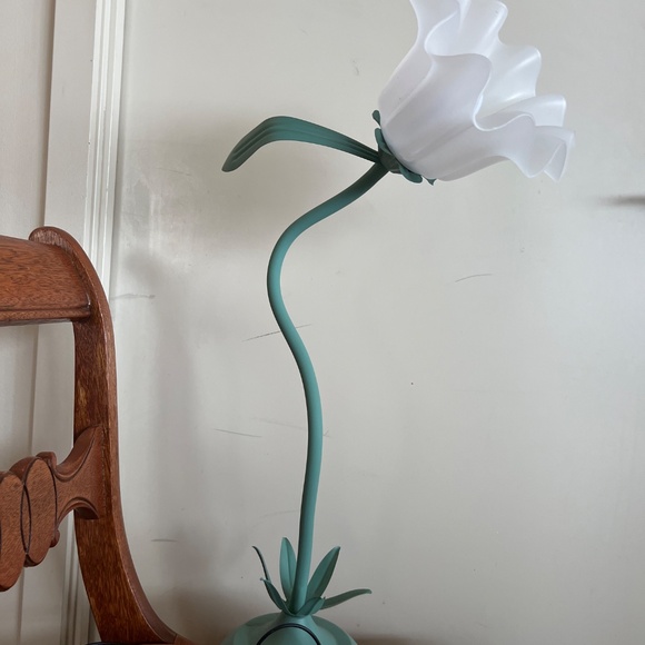 Flower Style Lamp with USB Plug - Picture 5 of 6